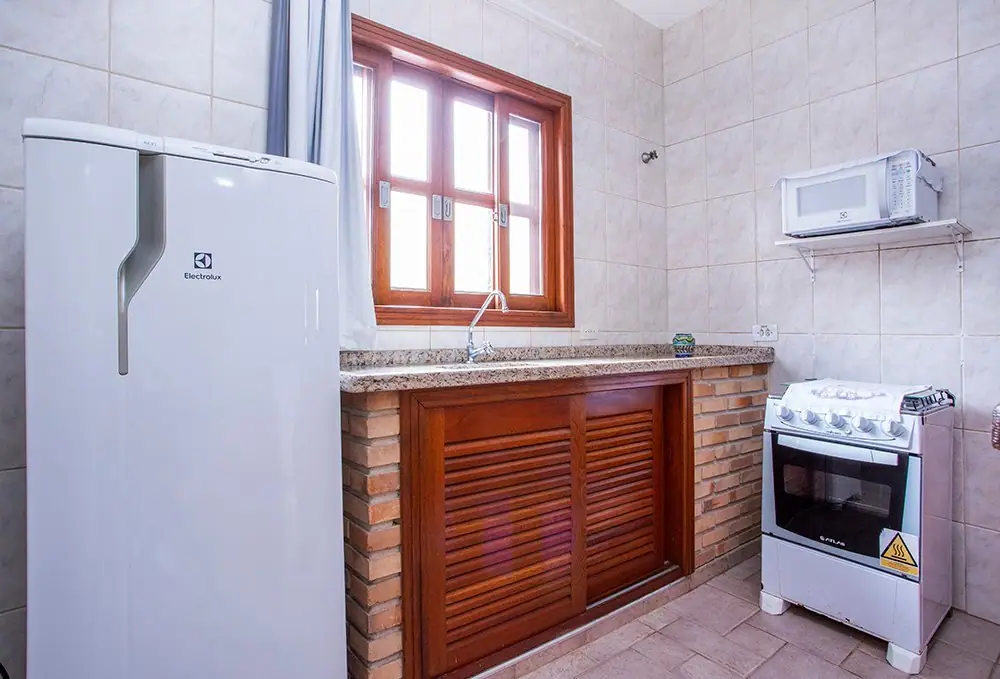Cozinha do Apartamento com geladeira, fogão e micro-ondas