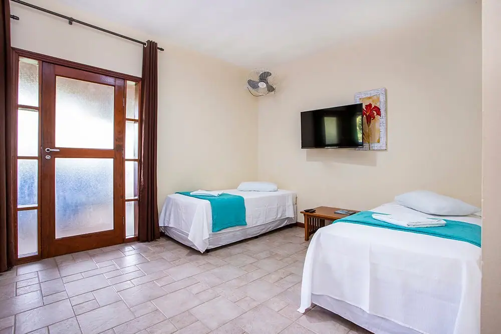 Duas camas de solteiro e TV no Apartamento